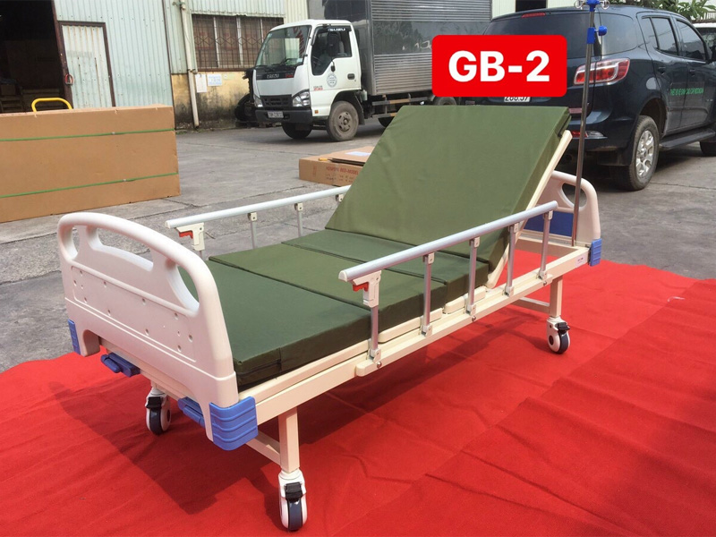 Giường bệnh 2 tay quay Lucass GB2-2 có thiết kế bánh xe tiện lợi cho nhu cầu di chuyển.