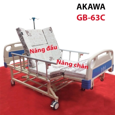 Giường bệnh đa năng Akawa GB-63C được trang bị 4 tay quay.