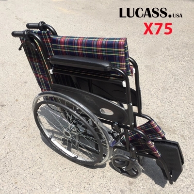 Xe lăn Lucass X75J có thiết kế đai thắt bụng an toàn cho người ngồi.